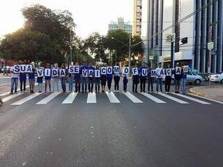Voluntários chamaram atenção nos principais cruzamentos da Capital, com faixas e cartazes contra o tabagismo. (Foto:Divulgação)