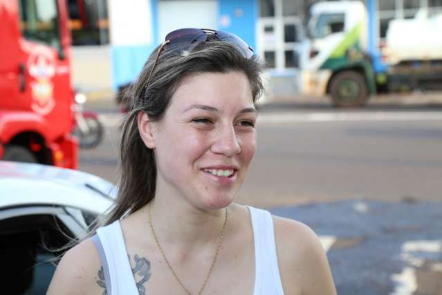 De folga, mulher bombeiro tem atitude &quot;heroica&quot; e controla fogo em van