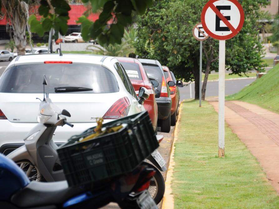 Motorista cochila e carro fica pendurado no estacionamento