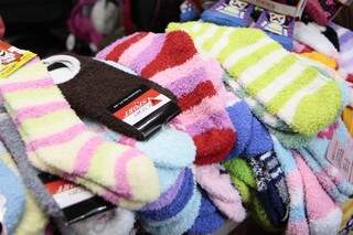 Conjuntos e meias com tecido &quot;soft&quot; são os preferidos das crianças, de acordo com os vendedores do Camelódromo (Foto: Cleber Gellio)