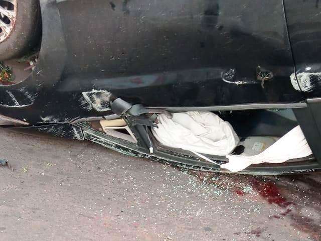 Carro capota, jovem fica preso &agrave;s ferragens e diz ter sido abandonado por amigo
