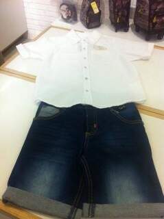 O conjunto de calça jeans e camisa branca para os meninos, por R$ 279.