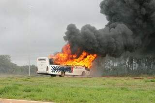Operários colocaram fogo em ônibus e caminhão. (Foto: Perfil News)