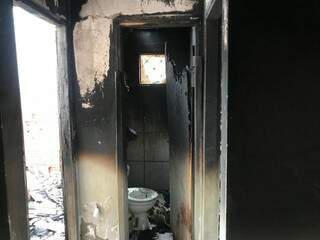 Um dos cômodos queimados em residência no Zé Pereira (Foto: Ronie Cruz)