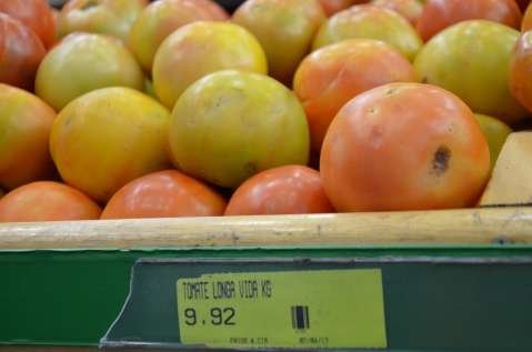 Tomate e batata pesam e cesta básica sobe 2,69% em abril na Capital