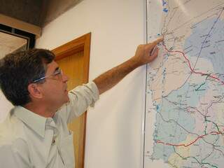 Secretário mostra importância da obra para região da Estrada Parque. (Foto: Simão Nogueira)