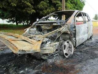 Veículo foi destruído pelo fogo (André Bittar) 