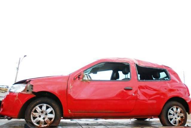 Ao desviar de buraco, mulher perde controle e capota carro na MS 338