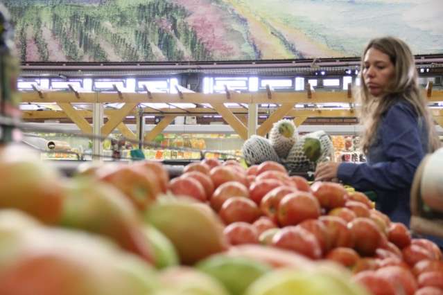 Tomate fica 60% mais caro e j&aacute; &eacute; vendido por quase R$ 8 o quilo