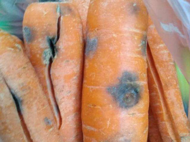 Mercado que h&aacute; 2 anos n&atilde;o tinha alvar&aacute; &eacute; autuado por vender alimentos estragados