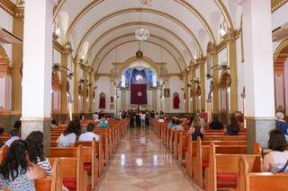 Fieis na paróquia São José nesta manhã (Foto: Henrique Kawaminami)