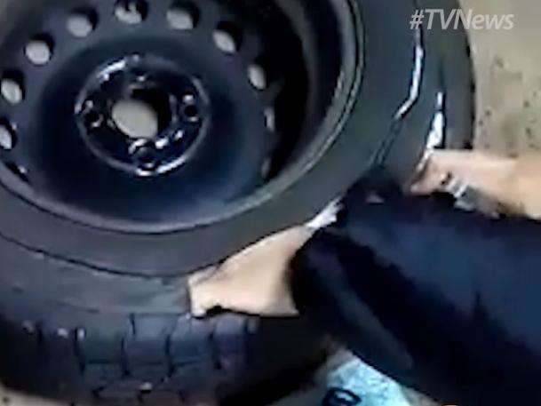 V&iacute;deo mostra policiais federais usando faca para tirar dinheiro de pneu