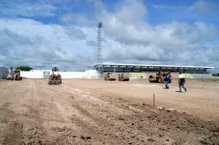 Sete máquinas trabalham na pavimentação do estádio (Foto: Kleverton Velasques)
