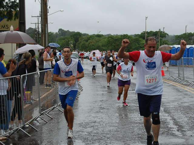  Chuva n&atilde;o intimida cerca de mil participantes em corrida na Capital