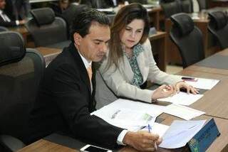 Deputados Marquinhos Trad e Mara Caseiro apresentaram projetos determinado obrigações às operadoras de telefonia (Foto: Giuliano Lopes/ALMS)