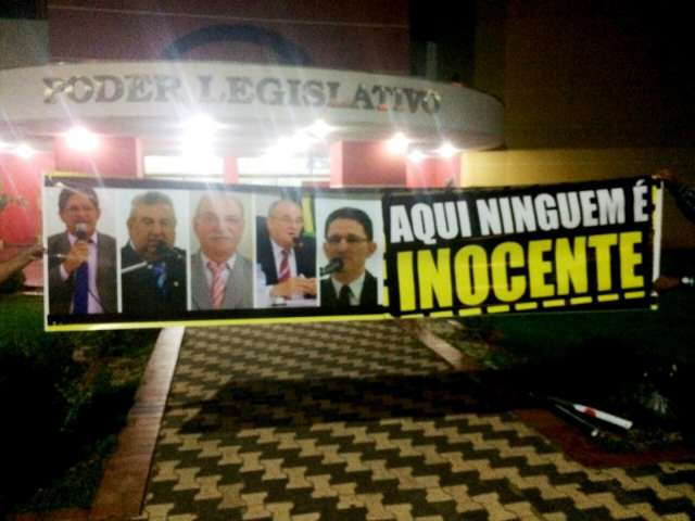 Erro em processo beneficia tr&ecirc;s vereadores e julgamento &eacute; suspenso