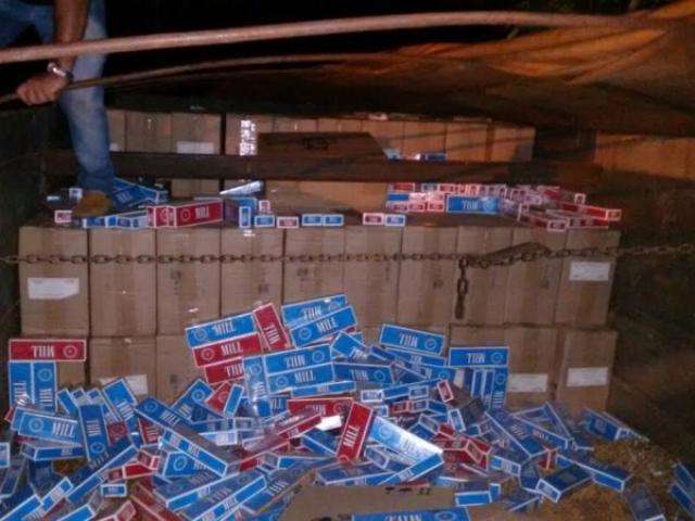 Caminh&atilde;o com carregamento de cigarros &eacute; apreendido na rodovia MS-345