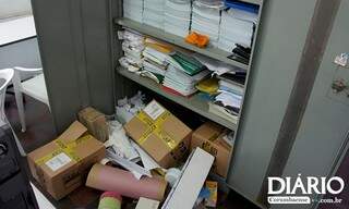 Armários foram revirados e documentos furtados, (Foto: Diarionline)