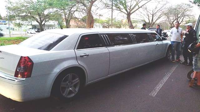 Limousine recolhida em blitz tem placas de S&atilde;o Paulo e ser&aacute; liberada na 2&ordf; feira