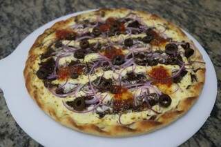 Pizza da casa recebe carne seca desfiada, requeijão, cebola roxa e geleia de pimenta (Foto: Paulo Francis)