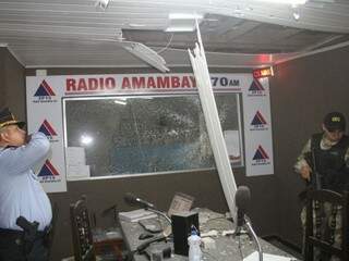 Policiais observam estúdio da rádio Amambay, atingido por granada na sexta-feira (Foto: Porã News)