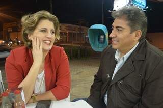 Carmen Cestari e Victor Chileno conciliam a comunicação com o comércio (Foto: Naiane Mesquita)