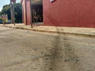Marcas de óleo quente no asfalto em frente a restaurante (Foto: Geisy Garnes)