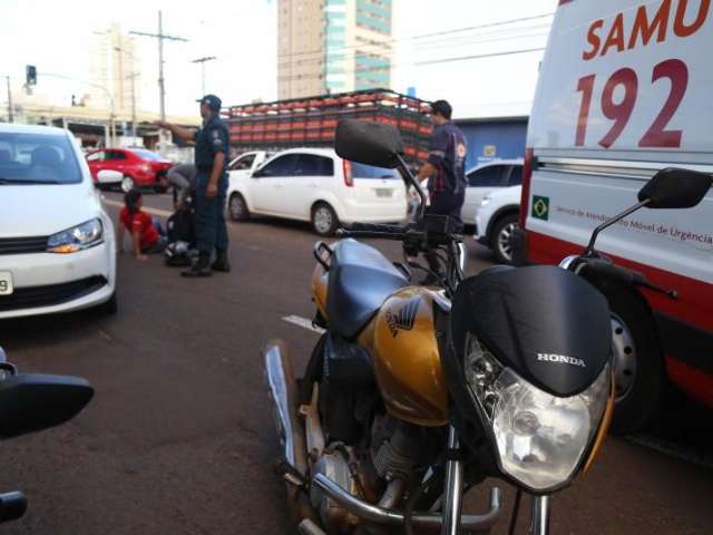 Motociclista faz retorno no meio da pista e fica ferida ao bater em carro