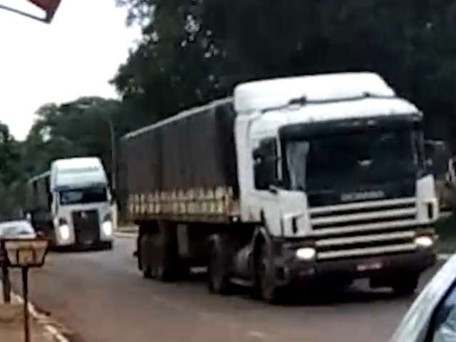 Comboio de seis carretas com cigarros contrabandeados &eacute; apreendido