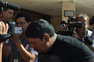 Otero foi levado por policiais civis para iniciar delação premiada (Foto: Marcelo Calazans/Arquivo)