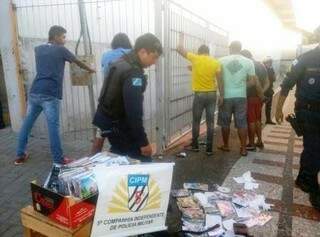 PM prende duas pessoas, apreende drogas e pirataria em opera&ccedil;&atilde;o
