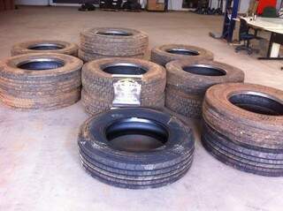 Entre os produtos apreendidos, pneus contrabandeados (Foto:Divulgação)