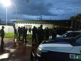 Policiais reunidos antes de o sol raiar para operação em Rio Brilhante (Foto: Divulgação)