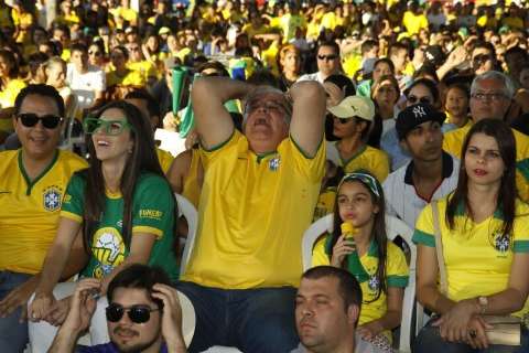 Cerca de mil torcedores assistem jogo da seleção na Vila Brasil