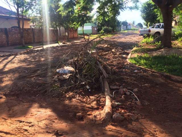 Moradores protestam com faixa contra o mau estado das ruas em bairro 