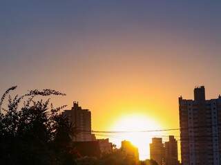 Sol brilha forte já nas primeiras horas do dia em Campo Grande  (Foto: Henrique Kawaminami) 