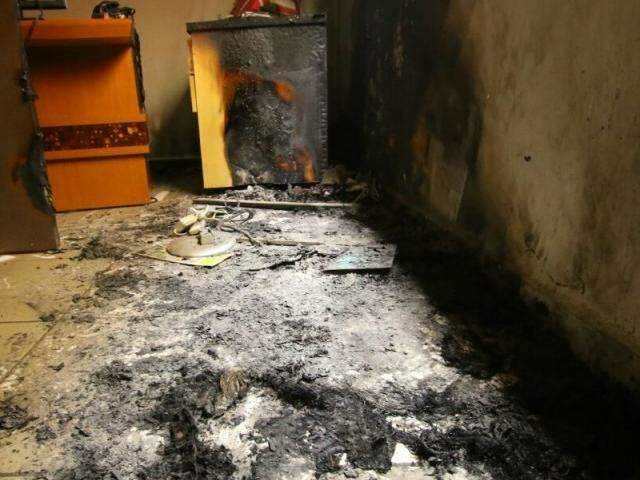  Ladr&otilde;es arrombam portas, furtam e ateiam fogo em com&eacute;rcio no Amamba&iacute;