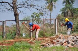 Operários trabalham na limpeza e na construção de segunda fase da Orla (Foto: Marcelo Calazans)