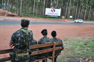 Apoio de militares na fronteira com o Paraguai para evitar entrada do vírus da aftosa vai continuar por pelo menos mais 30 dias. (Foto: João Garrigó)