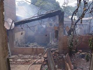 Casa onde a criança morava foi destruída pelo fogo (Foto: (Foto: Kisie Ainoã)