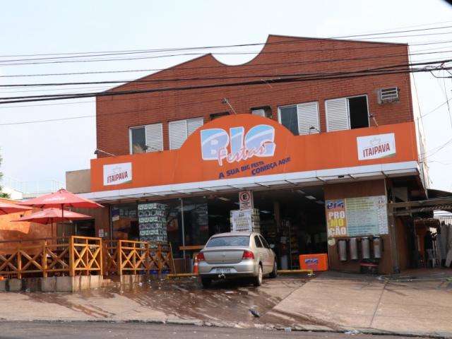 Briga generalizada em conveni&ecirc;ncia deixa quatro pessoas feridas a tiros 