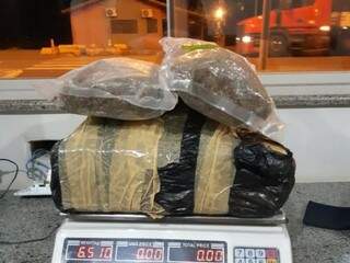 Sacos de maconha encontrados na mochila do suspeito. (Foto: Rio Brilhante em Tempo Real) 