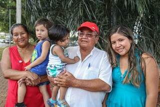 A família de Corumbá, a passeio em Campo Grande, se surpreendeu com a intervenção. (Foto: Fernando Antunes) 