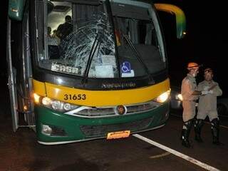 Ônibus seguia no sentido Vicentina quando aconteceu o acidente (Foto: Vicentina Online)
