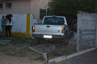 Caminhonete atingiu um carro de passeio antes de colidir contra muro e grades. (Foto: Coxim Agora)