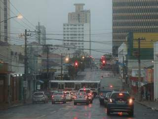 Chove em alguns pontos da Capital nesta manhã, como na região central (Foto: Henrique Kawaminami)