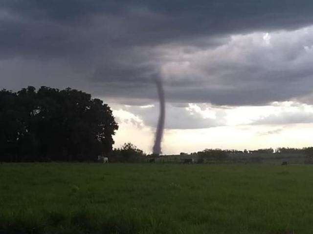 Tornado levanta poeira na regi&atilde;o rural de Vicentina e intriga moradores