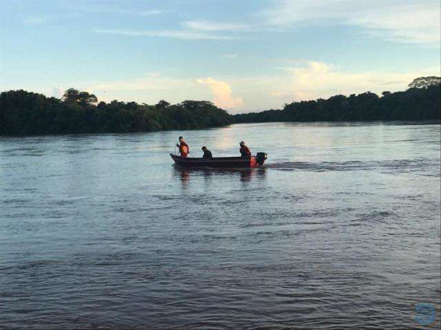 Buscas por adolescente que sumiu depois de pular em rio continuam