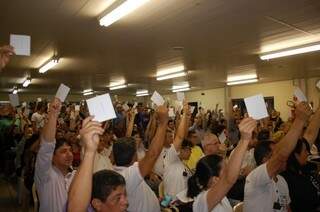 Na votação, que aconteceu na noite desta segunda-feira, maioria votou pelo fim da greve. (Foto: Alan Diógenes)