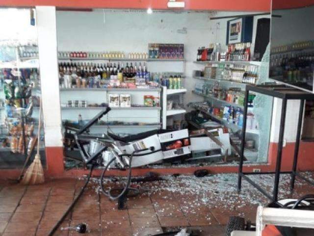 Embriagado, motorista invade posto, arranca bomba de combust&iacute;vel e destr&oacute;i loja